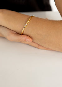 Minimal Elegant Bangle